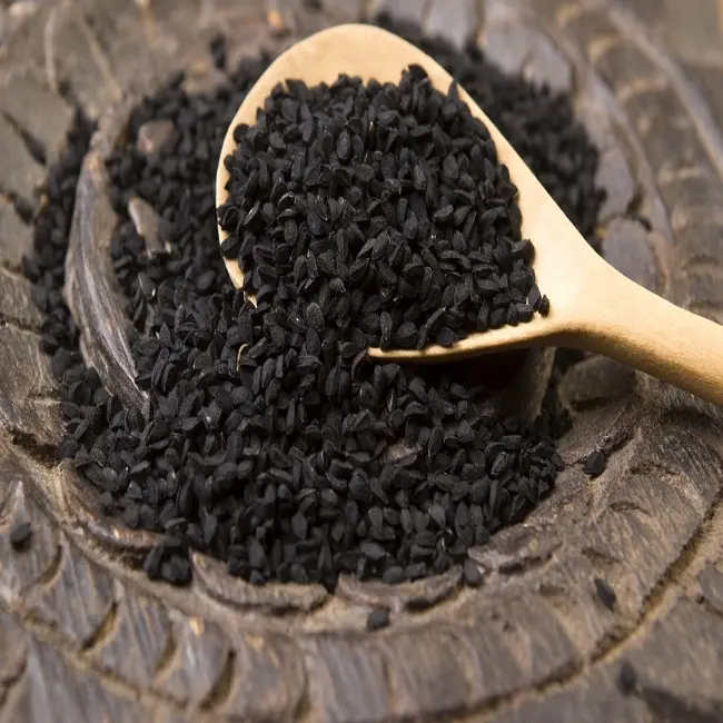 निगेला सैटिवा के बीज कच्चे दाने के आकार के सूखे और तेल के रूप में संरक्षित काले जीरा जड़ी बूटी आईएसओ प्रमाणित मसाला मसाला