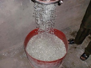 Débris de bouteilles en PET lavés à chaud/flocons en PET à bon prix. Bouteilles de déchets en plastique de haute qualité et flocons en PET disponibles - Product Image 3