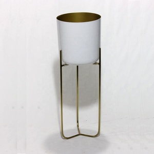 Macetero redondo decorativo de Interior de hierro blanco con soporte dorado - Product Image 2