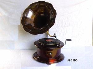 Gramófono de Latón con Acabado en Cobre Antiguo y Base Hexagonal de Madera, Decoración para el Hogar - Product Image 4