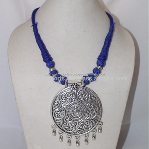 Collier floral élégant avec fil pour femme, accessoires pour le costume - Product Image 1