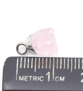 Cuarzo Rosa con Argolla, Forma Irregular, Colgante Plateado para la Fabricación de Joyas - Product Image 2