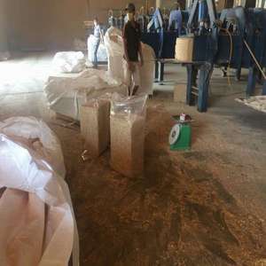 Ropa de cama de caballo seco de virutas de madera de pino y acacia a buen precio para uso animal - Product Image 5