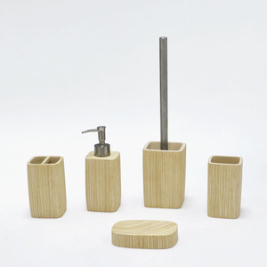 Ensemble d'accessoires de salle de bain à rayures marron clair - Product Image 1