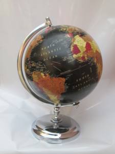 Globo de escritorio de bronce con mapa del mundo de metal de estilo náutico pintado con detalles de rutas marítimas y aéreas en todo el mundo Modelo de producto - Product Image 2