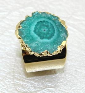 Bague large en quartz solaire vert naturel, plaquée or sur la base en laiton, bijoux pour femmes, grande bague statement réglable, best-seller - Product Image 2