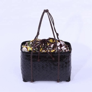 Bolso de mano de bambú azul hecho a mano para mujer, bandolera artesanal de Vietnam con dos correas, forro de lino, cierre de cubierta para uso en la playa - Product Image 5