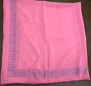 Écharpe en mousseline de soie douce avec bordure en strass pour le printemps - Product Image 3