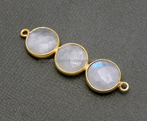 Colgante personalizable de piedra lunar redonda triple Joyería fina con chapado en rodio y oro para ocasiones de regalo - Product Image 3