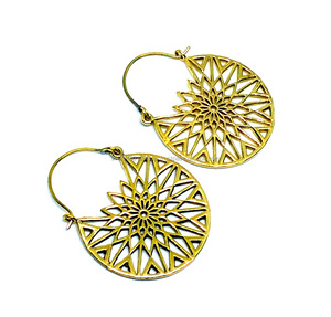 Vente en gros dernier design tendance de boucles d'oreilles créoles en laiton doré avec goutte de diamant pour femmes et filles pour cadeau de fête de mariage - Product Image 1