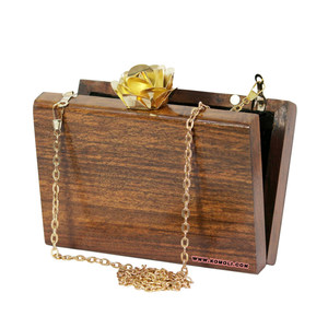 Elegante Bolso de Mano Tipo Clutch de Madera - Product Image 1