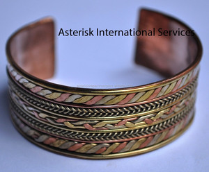 Bracelet en métal blanc imitation antique Style bronze coulée et technique d'impression - Product Image 3