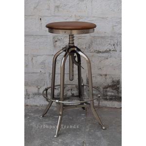 Taburete de bar de asiento de cuero de hierro industrial de hospitalidad India muebles de bar elegantes - Product Image 1