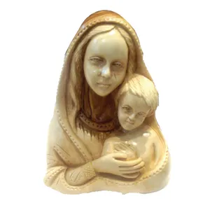 Statue artisanale religieuse en bois d'olivier, Vierge Marie tenant l'enfant Jésus - Product Image 1