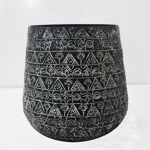 金属薄板花瓶，黑色粉末涂层饰面浮雕设计圆形高品质家居装饰