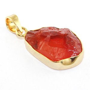 Pendentif en pierres précieuses de cornaline naturelle non coupée pendentif fait main couleur or pendentif en cristal de guérison - Product Image 1