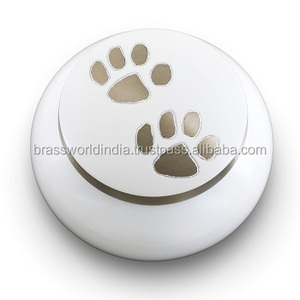 Urna de metal para mascotas de estilo americano de Brassworld India Funeral Supplies - Product Image 6