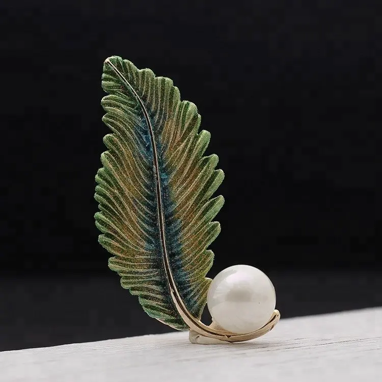 Latest design Colored Abrasive Blasting Leaf Pearl Alloy Brooch für Wedding Invitation