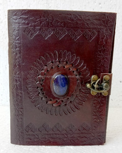 Journal indien fait à la main en cuir de créateur véritable Taille B5 Couverture rigide Conception de pierre en relief Fermeture à verrouillage en métal pour usage professionnel - Product Image 1