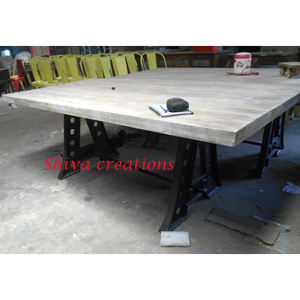 Tables de restaurant vintage industrielles anciennes Construction en bois et fer métallique pour la salle à manger ou la décoration intérieure - Product Image 1