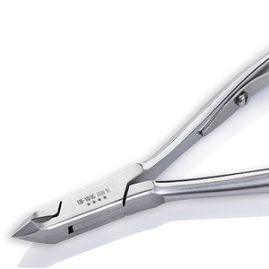 Pince à cuticules NGHIA OMI CB-101C en acier inoxydable chromé pour salon de beauté professionnel - Product Image 1