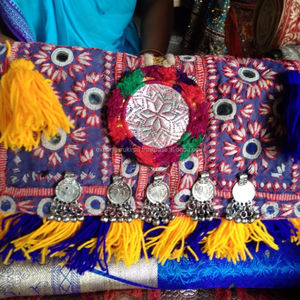 Sacs de voyage avec perles de créateur Boho Rajasthani Indian Tribal Patches Banjara Indian Ladies - Product Image 1