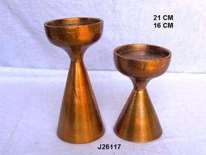 Portavelas martillado Pilar hecho en aluminio fundido en acabado de cobre Decoración navideña para el hogar y eventos Portavelas de aluminio - Product Image 3