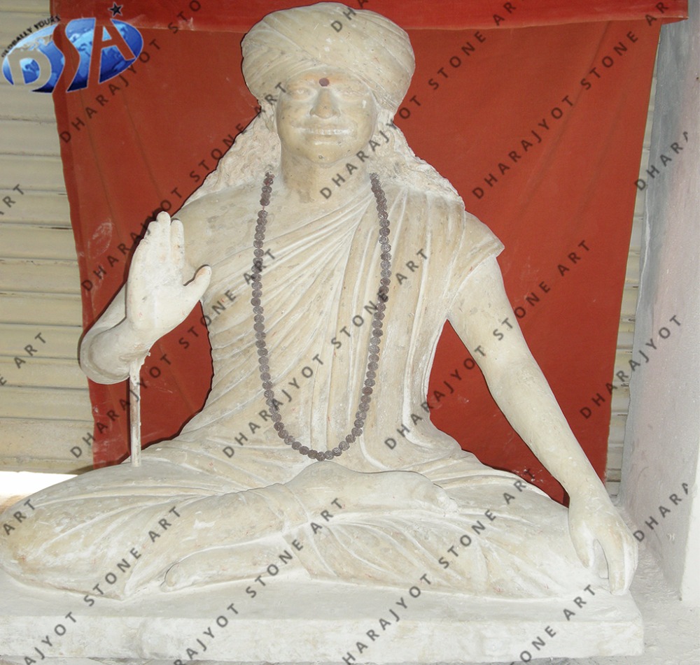Белая мраморная статуя сидящего человека