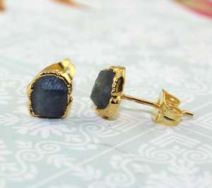 Pendiente de Gema labradorita de aspecto Natural para mujer, pendiente de latón amarillo dorado galvanizado, aretes de tuerca hechos a mano para uso diario - Product Image 2