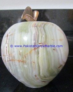 งานฝีมือประดับตกแต่งรูปแอปเปิ้ลจากหินออนิกซ์ พร้อมลายใบทองเหลืองแกะสลักด้วยเทคนิคหินแกะสลัก สำหรับตกแต่งบ้าน สไตล์รัก รุ่นลาย - Product Image 5