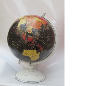 Globo de escritorio de bronce con mapa del mundo de metal de estilo náutico pintado con detalles de rutas marítimas y aéreas en todo el mundo Modelo de producto - Product Image 1