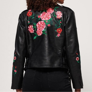 Con borchie delle donne del faux del fiore del ricamo di modo biker giacca di pelle - Product Image 4