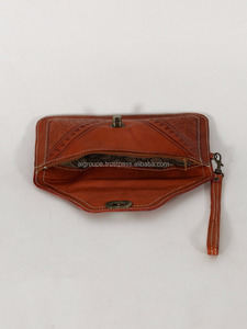 Cartera de mano de cuero grabada con relieve marroquí, billetera de mano de cuero con motivos florales en relieve, hecha a mano por nuestro experto - Product Image 6