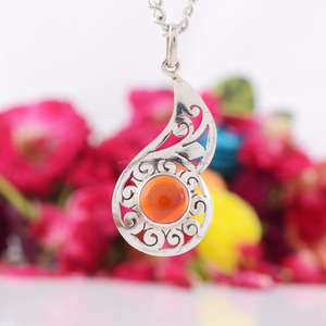 Pendentif en argent sterling 925 fait à la main avec pierre précieuse d'onyx rouge bijoux personnalisés pour collier de femmes pendentifs fins et breloques en gros - Product Image 1