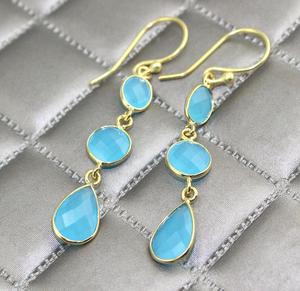 Pendientes de piedras preciosas de un solo color minimalista azul calcedonia bisel ajuste pendientes de gota 18k chapado en oro piedras triples pendiente de gancho - Product Image 2