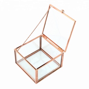 กล่องจัดระเบียบเครื่องประดับทรงลูกบาศก์โลหะและแก้วสีทองพร้อมฐานกระจกดีไซน์ทันสมัยที่กำหนดเองได้ - Product Image 6