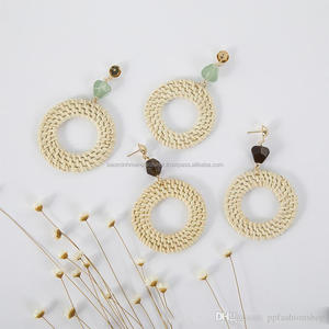Hermosos pendientes clásicos de ratán hechos a mano chapados en rodio para regalo de compromiso de boda - Product Image 1