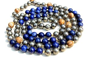 Collier unisexe en pierres précieuses faites à la main de style bohème avec un pompon en soie noué, perles naturelles assorties, lapis-lazuli de 8 mm - Product Image 3