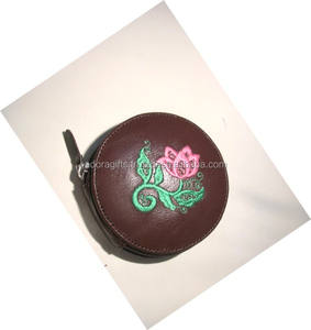 กระเป๋าใส่เหรียญทรงกลมขนาดเล็กมีดอกไม้สลักลายนูนสามารถปรับแต่งได้ - Product Image 1