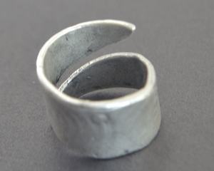 Handmade Fashion <b>Rings</b>-Abstract Concave <b>Ring</b> with Band Wrap Made From Brass Metal <b>in</b> Oriental Style - Product Image 3