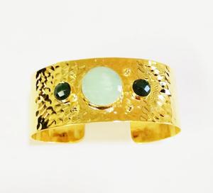 Brazalete ajustable con diseño de calcedonia y Esmeralda, bañado en Oro martillado - Product Image 2