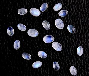 Merveilleux cabochons naturels de pierre de lune arc-en-ciel Belle pierre précieuse de feu bleu en forme ovale lisse Pierres précieuses en vrac - Product Image 2