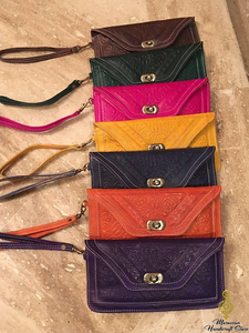 Sac portefeuille et bracelet en cuir marocain gaufré Produit unique en relief - Product Image 4