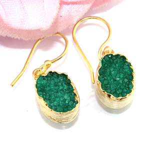 Pendiente de forma ovalada druzy de azúcar verde natural de aspecto caro, pendiente colgante de gota con acabado de textura chapado en oro de 18 quilates - Product Image 1
