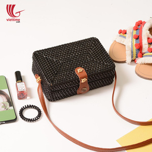 Bolso de ratán rectangular negro vintage con decoración de borlas inspirado en Vietnam - Product Image 1