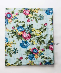 Edredón Kantha Cosido a Mano, Tamaño King, con Estampado Floral Bohemio - Product Image 4