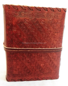 Diario de cuero genuino hecho a mano con costura lateral de diseño en relieve y cierre de correa, perfecto para uso personal y profesional - Product Image 3
