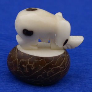 รูปปั้นถั่วรูปหมูหมูหมูแกะสลักด้วยมือสไตล์ทะเลงานฝีมือศิลปะงาช้างงานฝีมือธรรมชาติจากเอกวาดอร์ - Product Image 2