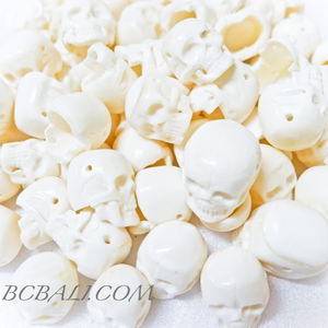 Precio al por mayor mano talla de hueso de vaca cráneo colgante diseño único 100 piezas de envío es gratis - Product Image 4