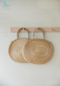 Sac de mode en paille naturelle fait à la main, jonc de mer ovale avec décoration à pompon, fermeture ouverte à deux poignées directe du Vietnam - Product Image 2